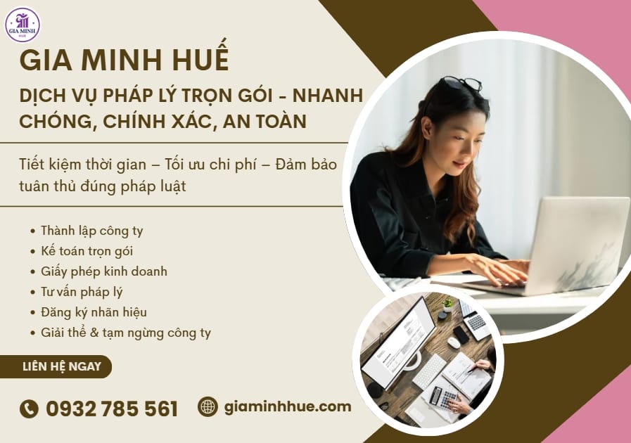 Hướng dẫn viên giới thiệu món ăn trong tour ẩm thực đường phố Huế